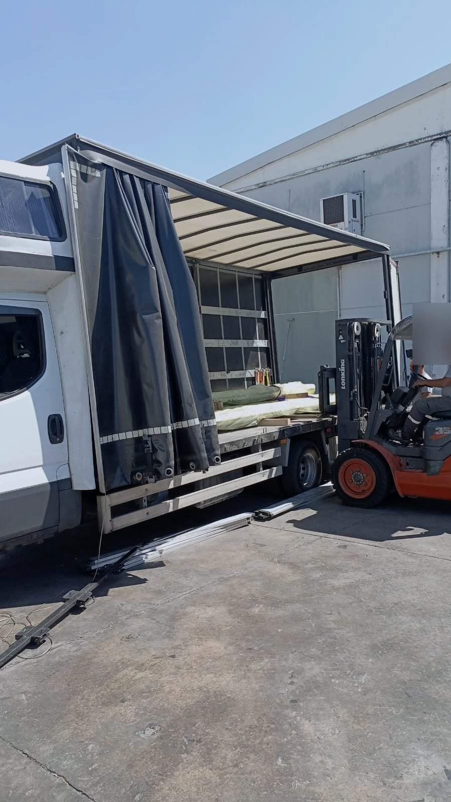 ENG operasyonunda forklift ile araca yükleme